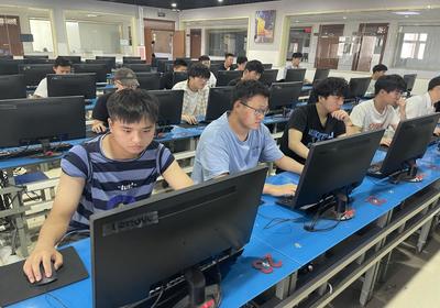 強(qiáng)競賽，煉技能，踐行職業(yè)教育活動精神——信息工程學(xué)院舉辦“中銳杯”網(wǎng)絡(luò)系統(tǒng)管理競賽